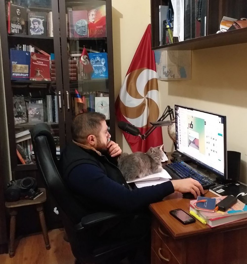 Փիսոն ինձ օգնում է ձեր հարցերին պատասխանեմ, դուք էլ կարծում էիք ես մենակ եմ էդ ամենն անում...