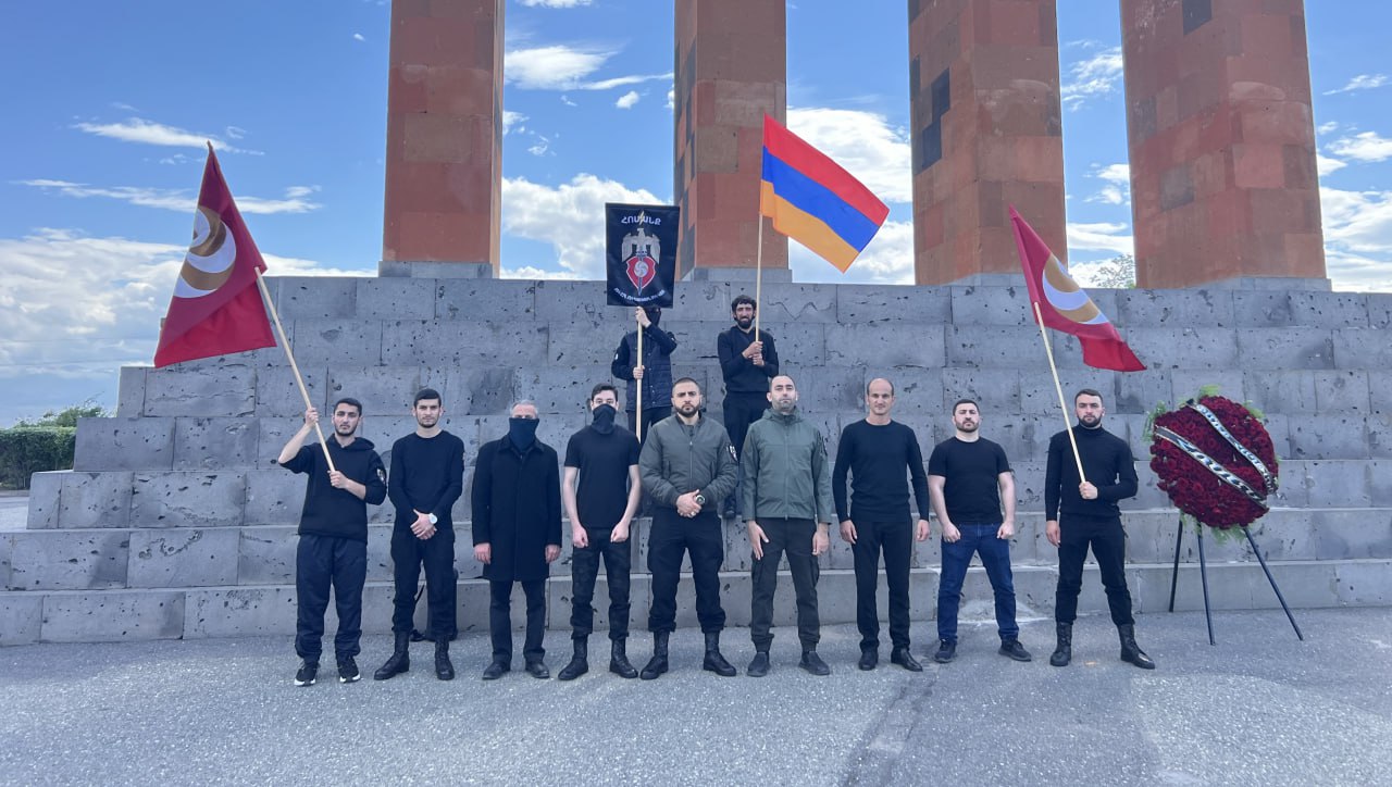 Երկու ամիս առաջ Ռուսաստանից եկած մի փոքրոգի ստրկամիտ սրիկա Սարդարապատում Վլադիմիր Պուտինի մեծ նկարը ծածանեց ու վերևից դրոնով նկարեց...