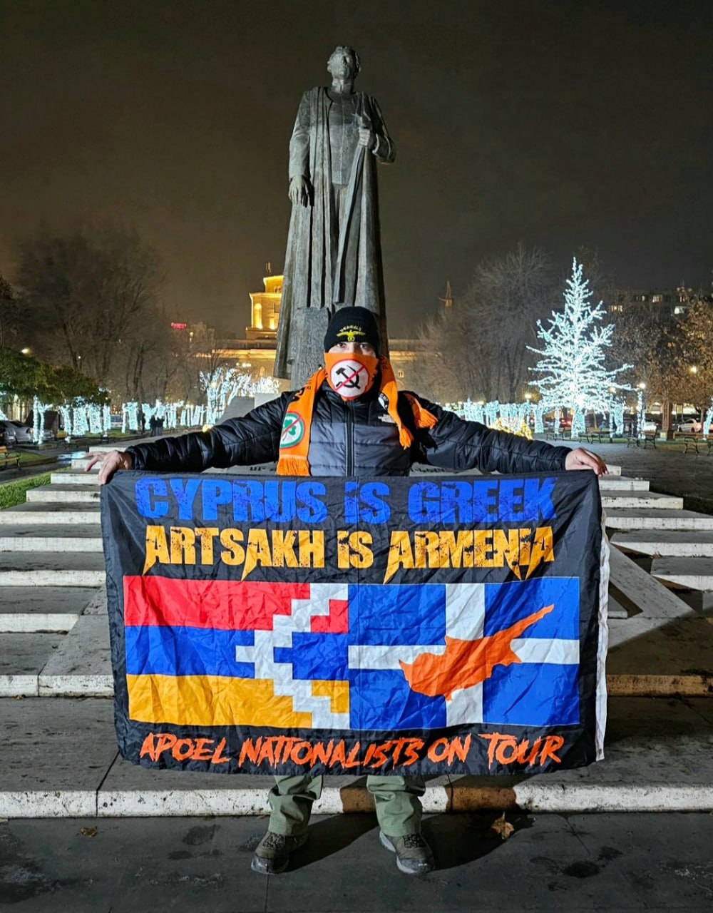 Մեր հույն եղբայրը Երևանում Գարեգին Նժդեհի արձանի դիմաց...