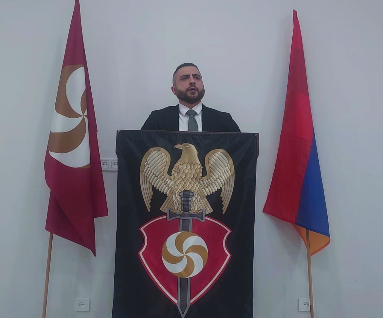 Նոր տարվա կապակցությամբ ուզում եմ մեր ազգին մաղթել ողջամտություն, հաստատակամություն և հաղթանակներ...