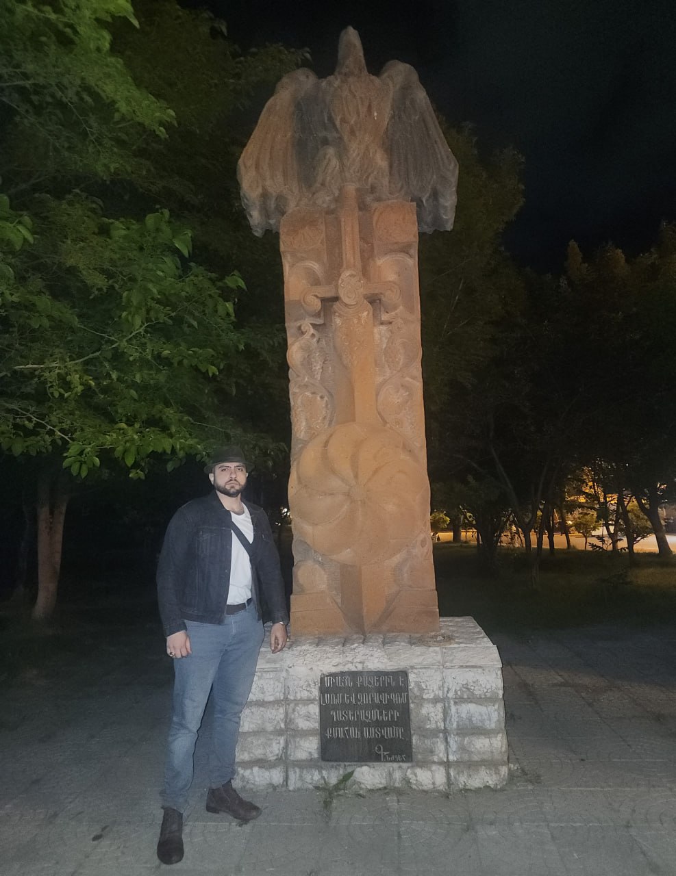 Դեռևս հանդիպում եմ արձանների Երևանի տարբեր հատվածներում...
