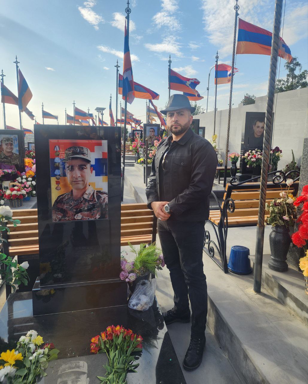 Պատերազմում իմ ջոկի հրամանատար Կամո Բագիրյանի շիրիմի մոտ...