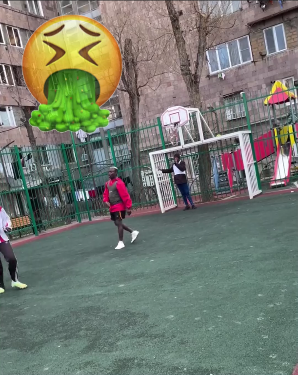 Սա Հայաստանում շենքերի բակերից մեկն է...