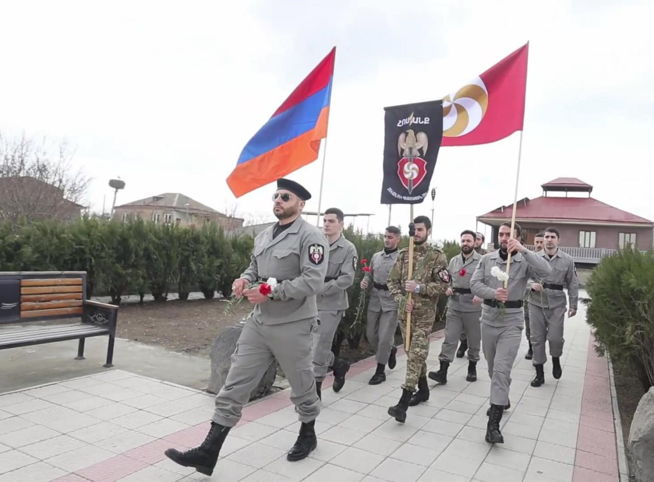 Լույսի շողերը խավար կճեղքեն...