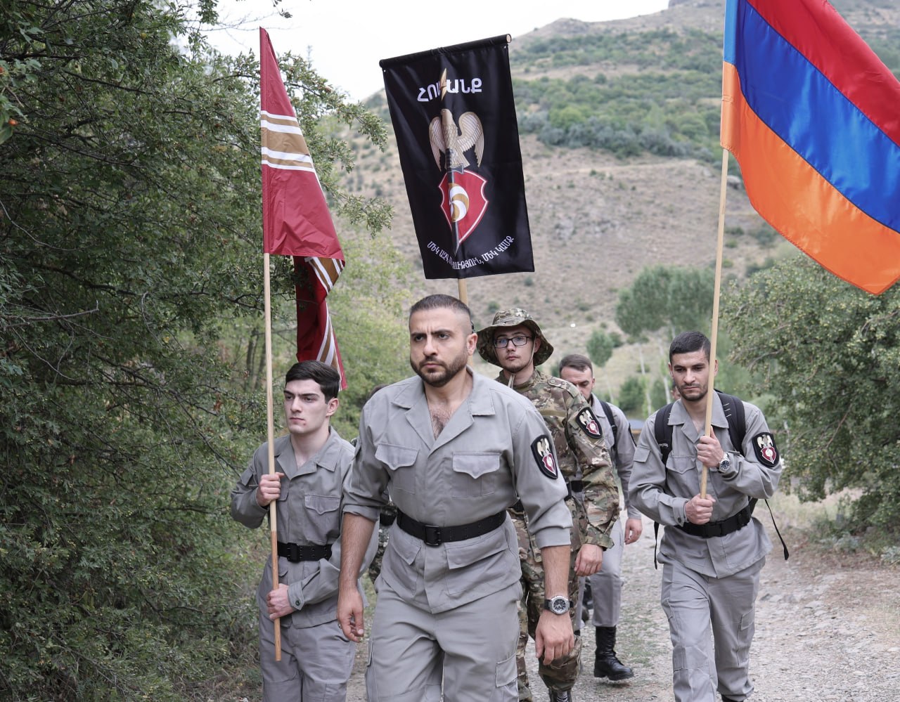 Քայլում ենք առաջ մեր հայրենի հողի վրա, մեր հավերժության դրոշի...